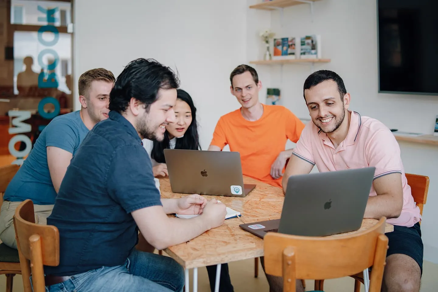 5 people having a meeting and talking